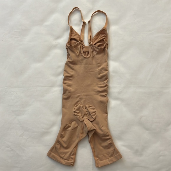 SKIMS SEAMLESS SCULPT MID THIGH BODYSUIT - Picture 3 of 3